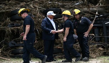 Presiden Amerika Syarikat, Donald Trump menyantuni petugas barisan hadapan di Kerrville sebagai tanda penghargaan terhadap usaha menyelamat dan membantu mangsa banjir/ Foto AFP