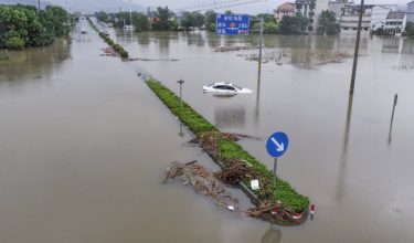 Jalan dan rumah kampung ditenggelami banjir susulan hujan lebat akibat Taufan Dolphin di Zhejiang, China/Foto REUTERS