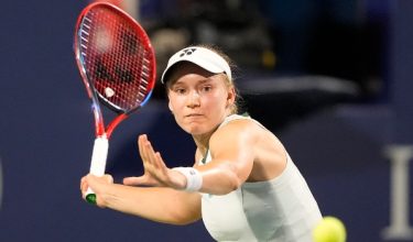 Elena Rybakina dari Kazakhstan memukul bola ke arah Naomi Osaka pada aksi suku akhir Terbuka Kanada di Sobeys Stadium, Toronto, Kanada/Foto REUTERS