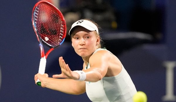Elena Rybakina dari Kazakhstan memukul bola ke arah Naomi Osaka pada aksi suku akhir Terbuka Kanada di Sobeys Stadium, Toronto, Kanada/Foto REUTERS