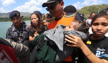 Antara penumpang yang terselamat selepas feri KM Putri Yasmin terbakar di perairan Lombok/Foto REUTERS