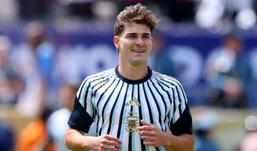 Penyerang Argentina, Julian Alvarez ketika sesi pemanas badan sebelum final Piala Dunia 2026 menentang Sepanyol di Stadium New York/Foto REUTERS