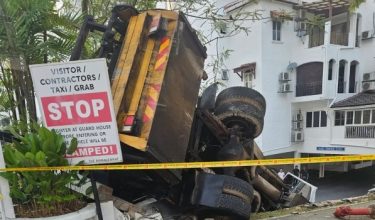 Lori sampah yang terbabas dan menghempap tiga kenderaan di Kondominium Pantai Hillpark pagi tadi/Foto Orang Awam
