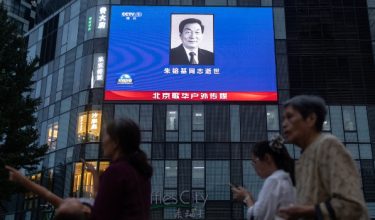 Gambar bekas Perdana Menteri China, Zhu Rongji dipaparkan pada skrin iklan di Beijing/Foto REUTERS