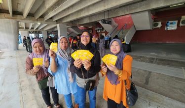 Wajah-wajah gembira warga Kuching yang berjaya mendapatkan tiket percuma perasmian SUKMA Sarawak