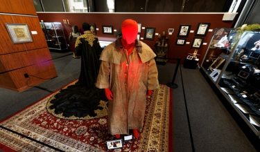 Sebanyak satu pertiga daripada koleksi memorabilia filem dan karya seni bakal dijual melalui tiga siri lelongan. / Foto REUTERS