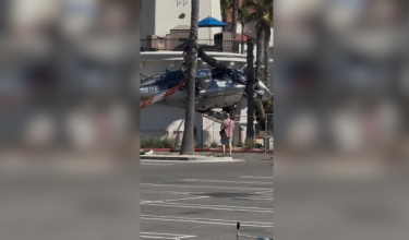 Sebuah helikopter terhempas di antara Beach Boulevard dan Twin Dolphin, Huntington Beach, selatan California/ REUTERS