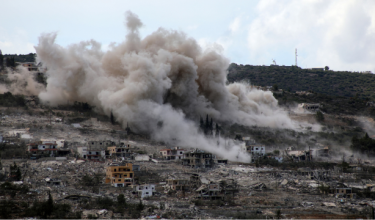 Gambar yang dirakam dari perkampungan Hanniyeh di selatan Lubnan menunjukkan asap menjulang dari lokasi letupan terkawal oleh Israel di perkampungan berhampiran, al-Mansouri, pada 1 Oktober 2026.