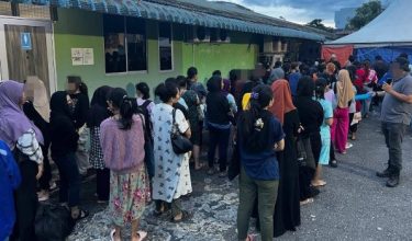 27 lelaki, 72 wanita dan lima kanak-kanak yang dipercayai melanggar Akta Imigresen 1959/63 serta Peraturan-Peraturan Imigresen 1963/JIM Sarawak