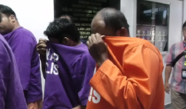(Seorang petani (kanan) didakwa di Mahkamah Sesyen Kuala Kangsar hari ini atas pertuduhan merogol anak tirinya minggu lalu)