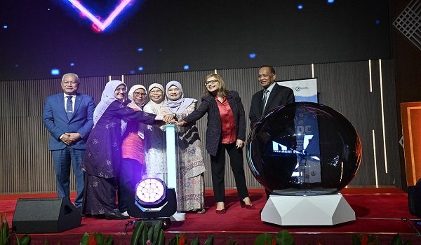 Menteri Pendidikan, Fadhlina Sidek menyempurnakan pelancaran sistem NCDC 2.0 di PICC