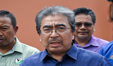 Menteri Perladangan dan Komoditi memangku Menteri Sumber Asli dan Kelestarian Alam, Datuk Seri Johari Abdul Ghani bercakap pada media ketika mengadakan lawatan kerja ke Pusat Menyelamat Hidupan Liar Kebangsaan (NWRC) di Sungkai/BERNAMA