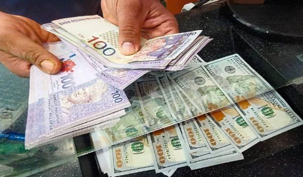 Pada 8 pagi, ringgit mengukuh kepada 4.1000/1100 berbanding dolar AS daripada 4.1040/1105, semalam/ Foto BERNAMA