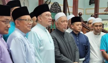 Perdana Menteri, Datuk Seri Anwar Ibrahim (tiga dari kiri), berkesempatan bergambar bersama jemaah Masjid Nur Al-Hidayah.-Foto RTM