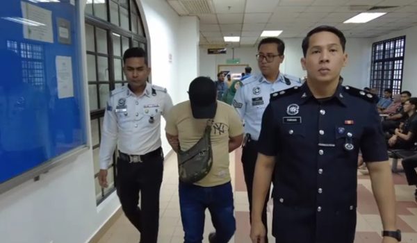 Muhammad Nazri Barahama, 34 diiringi polis trafik untuk pertuduhan hari ini/Foto RTM Johor Bahru