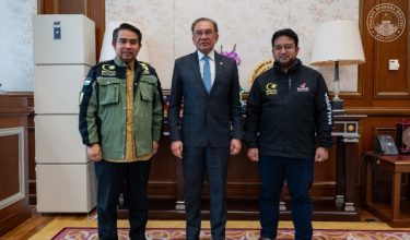 Perdana Menteri Datuk Seri Anwar Ibrahim menerima kunjungan Ketua Pengarah Sumud Nusantara Command Center (SNCC), Datuk Sani Araby (kiri) dan Pengasas Sumud Nusantara Nadir Al-Nuri (kanan) di Perdana Putra