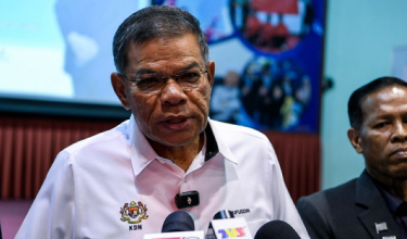 Menteri Dalam Negeri, Datuk Seri Saifuddin Nasution Ismail bercakap pada sidang media selepas Majlis Penyerahan Cek Cura Bantuan Awal Persekolahan (BAP) Negeri Kedah, di sini / BERNAMA