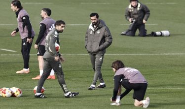 Jurulatih baharu Real Madrid, Alvaro Arbeloa (tengah) mengendalikan sesi latihan pertama selepas menggantikan Xabi Alonso/ AFP