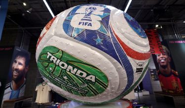 Model gergasi bola perlawanan rasmi Trionda Pro bagi Piala Dunia FIFA 2026 dipamerkan di dalam kedai Adidas di Manhattan, New York City, Amerika Syarikat
