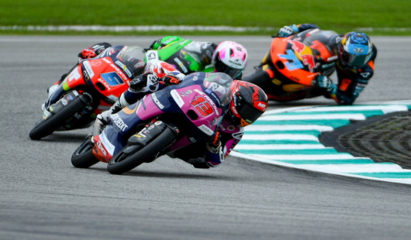 Hakim Danish (Depan) ketika beraksi pada sesi latihan Moto 3 di litar Sepang / BERNAMA