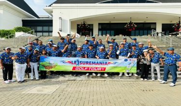 Para peserta bergambar sebelum memulakan kejohanan Leisuremania Golf 2024 di Sedayu Indo Golf Club