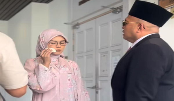 Bella Astillah tiba di perkarangan mahkamah bagi  kes sebutan cerai pertama terhadap Aliff Aziz, hari ini/ Foto: IG Bella Astillah