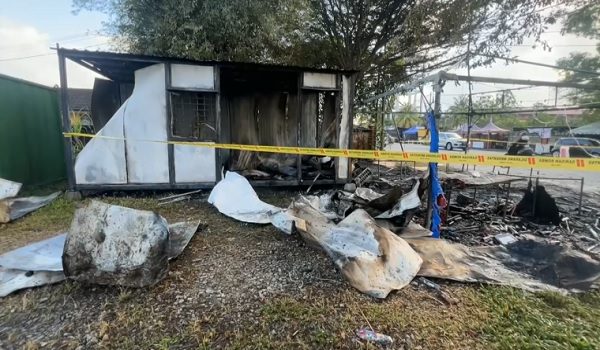 Kebakaran tapak jualan bunga api awal pagi tadi gemparkan penduduk.