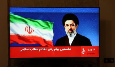 Foto yang dirakam di Tehran menunjukkan kenyataan oleh pemimpin tertinggi baharu Iran, Mojtaba Khamenei, disiarkan di televisyen. - Foto AFP