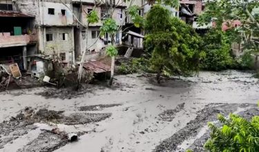 1303 PERU BANJIR1