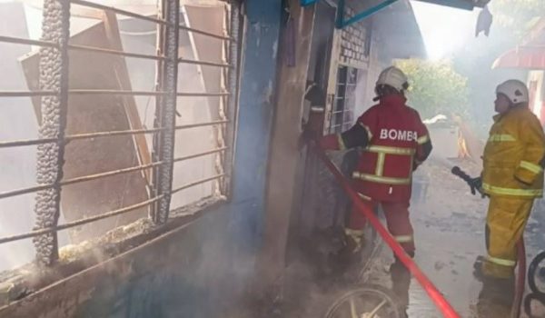 Warga emas ditemukan rentung dalam kebakaran sebuah rumah. Foto JBPM P.Pinang
