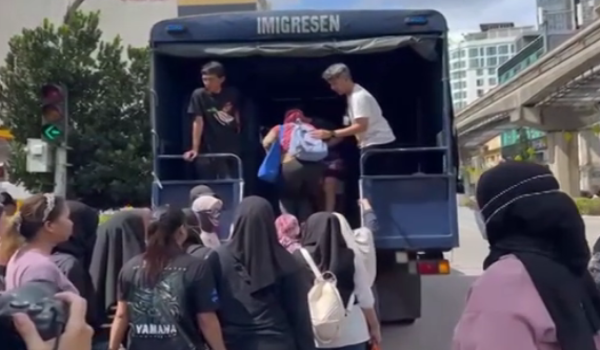 Seramai 103 warga asing ditahan dalam satu operasi bersepadu dikenali sebagai Op Kutip yang dilaksanakan oleh Jabatan Imigresen Malaysia (JIM) Kuala Lumpur pagi tadi / Foto RTM