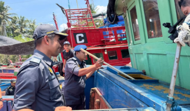 Ketua Pegawai Penguatkuasa Negeri, KPDN Kelantan, Aswadi Jaafar sedang memeriksa minyak diesel bersubsidi yang telah dirampas dalam kejadian di Pengkalan Jeti, Kampung Genting, Tumpat / FB KPDN Kelantan