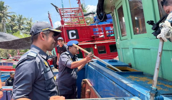 Ketua Pegawai Penguatkuasa Negeri, KPDN Kelantan, Aswadi Jaafar sedang memeriksa minyak diesel bersubsidi yang telah dirampas dalam kejadian di Pengkalan Jeti, Kampung Genting, Tumpat / FB KPDN Kelantan