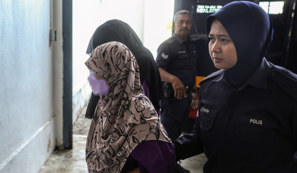 Seorang guru wanita berusia 57 tahun direman dua hari bagi membantu siasatan berhubung kemalangan yang mengorbankan seorang pelajar perempuan di hadapan surau Sekolah Menengah Kebangsaan (SMK) Tanjong Mas / Foto Bernama