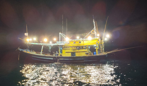 Kapal Nelayan ditahan tangkap ikan kurang 12 batu Nautika / FB Agensi Penguatkuasaan Maritim Malaysia