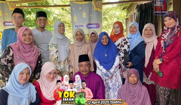 Lima penyampai radio JohorFM bersama pemenang Kad Raya Paling Kreatif di Kota Tinggi, Johor, semalam/Foto Johorfm