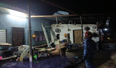 Bumbung rumah dan struktur kedai penduduk di Felda Lubuk Merbau dilaporkan diterbangkan angin.