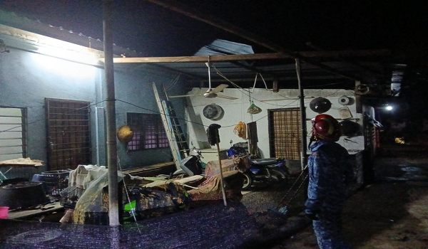 Bumbung rumah dan struktur kedai penduduk di Felda Lubuk Merbau dilaporkan diterbangkan angin.
