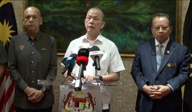 Timbalan Perdana Menteri, Datuk Seri Fadillah Yusof (tengah) bercakap pada sidang media selepas Mesyuarat Penubuhan Pasukan Petugas Khas Op Tiris 4.0 Peringkat Sarawak