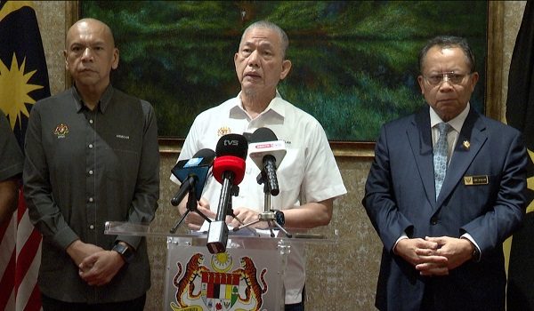 Timbalan Perdana Menteri, Datuk Seri Fadillah Yusof (tengah) bercakap pada sidang media selepas Mesyuarat Penubuhan Pasukan Petugas Khas Op Tiris 4.0 Peringkat Sarawak