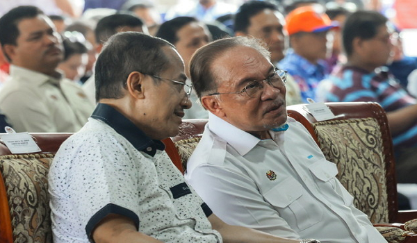 Perdana Menteri Datuk Seri Anwar Ibrahim (kanan) mbersama Menteri Besar Terengganu Datuk Seri Dr Ahmad Samsuri Mokhtar pada Majlis Pecah Tanah Kolej Matrikulasi Terengganu di Bukit Payong, hari ini./BERNAMA
