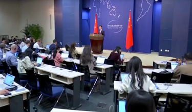 Jurucakap Kementerian Luar China, Guo Jiakun dalam sidang media harian di Beijing/ Foto REUTERS