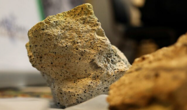 Foto REUTERS menunjukkan batu uranium