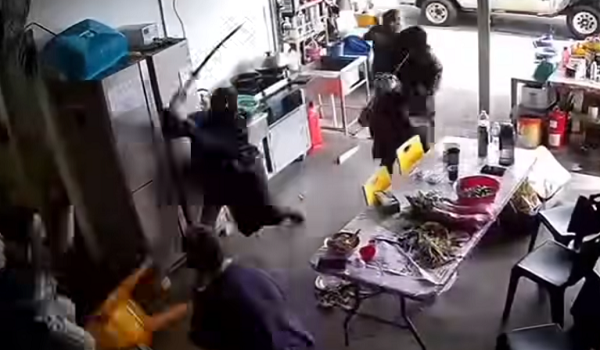 Tangkap layar rakaman CCTV menunjukkan beberapa lelaki bertopeng dan bersenjatakan parang menyerang mangsa