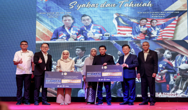 Ketua Menteri Pulau Pinang Chow Kon Yeow (dua, kanan) menyampaikan replika cek Insentif Kemenangan Sukan Kerajaan Negeri Pulau Pinang kepada pemenang pingat Sukan Para ASEAN./foto BERNAMA