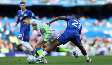 Pemain tengah Manchester City, Phil Foden (tengah), diasak oleh pertahanan Chelsea, Jorrel Hato, dalam aksi Liga Perdana Inggeris di Stadium Stamford Bridge./foto AFP