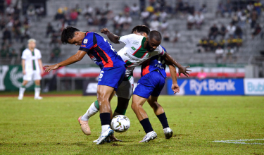 Pemain Kuching City FC Petrus Shitembi diasak dua pemain PDRM FC ketika perlawanan Liga Super di Stadium Negeri./foto BERNAMA