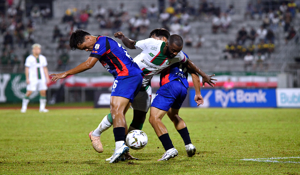 Pemain Kuching City FC Petrus Shitembi diasak dua pemain PDRM FC ketika perlawanan Liga Super di Stadium Negeri./foto BERNAMA