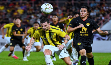 Pemain Negeri Sembilan FC Kei Oshiro cuba mendapatkan bola dari pemain DPMM FC Jordan David (tengah) pada perlawanan Liga Super di Stadium Tuanku Abdul Rahman, Paroi./foto BERNAMA
