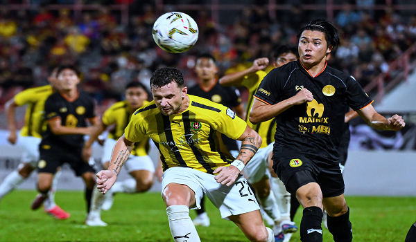 Pemain Negeri Sembilan FC Kei Oshiro cuba mendapatkan bola dari pemain DPMM FC Jordan David (tengah) pada perlawanan Liga Super di Stadium Tuanku Abdul Rahman, Paroi./foto BERNAMA